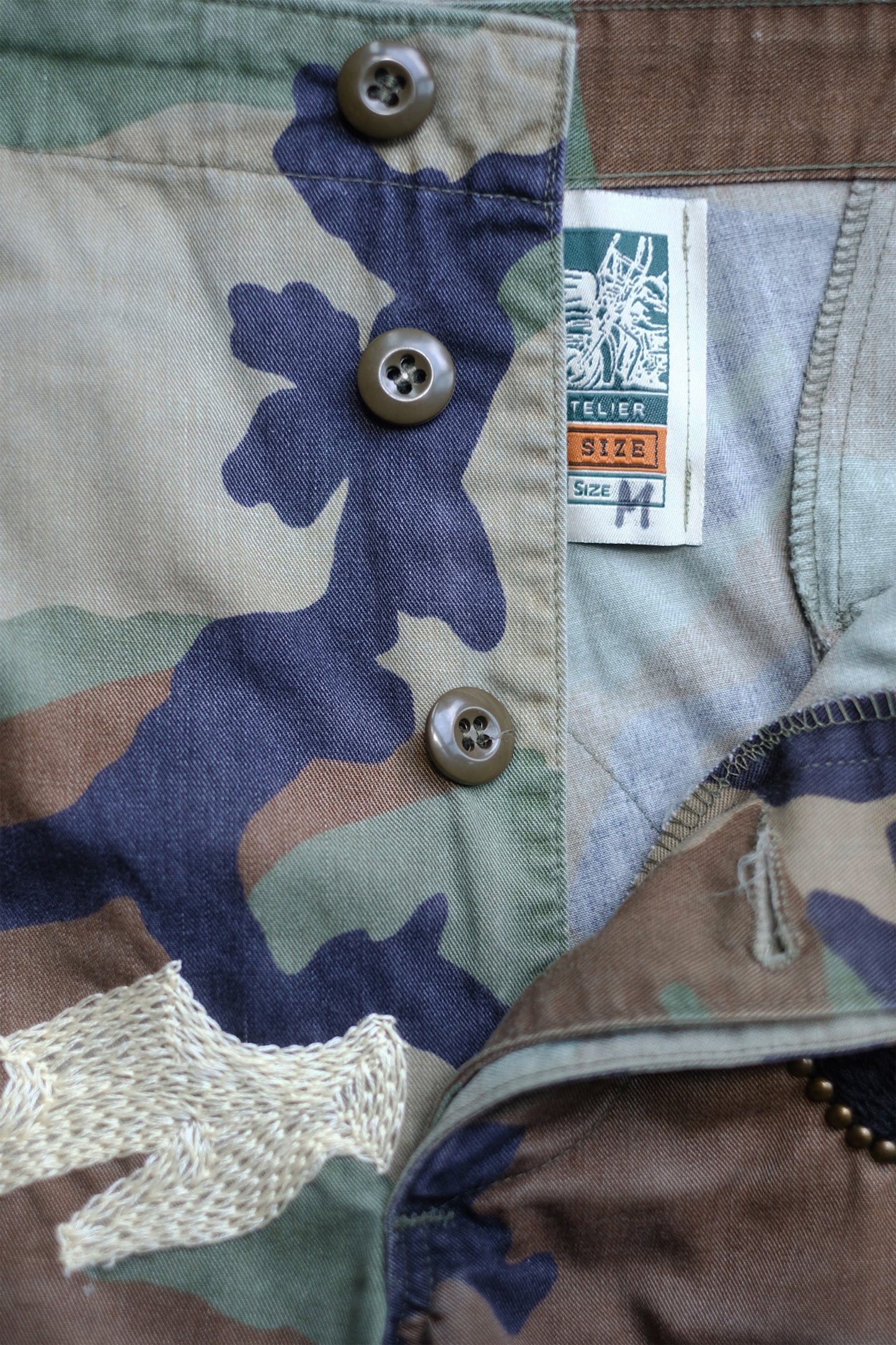 STUDS CAMO CARGO SHORTS