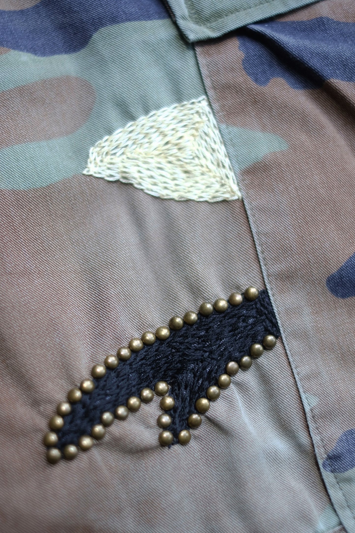 STUDS CAMO CARGO SHORTS