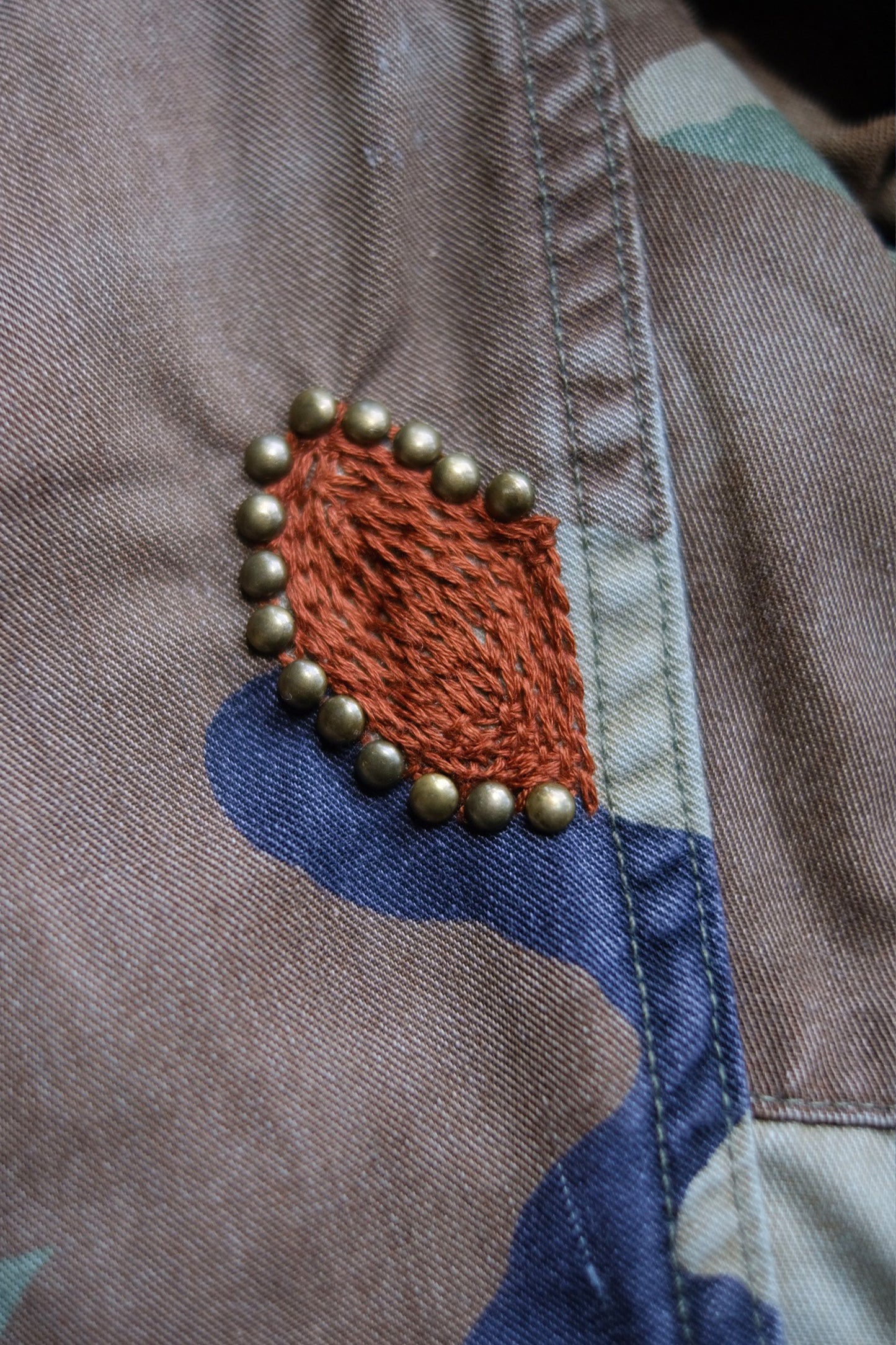 STUDS CAMO CARGO SHORTS