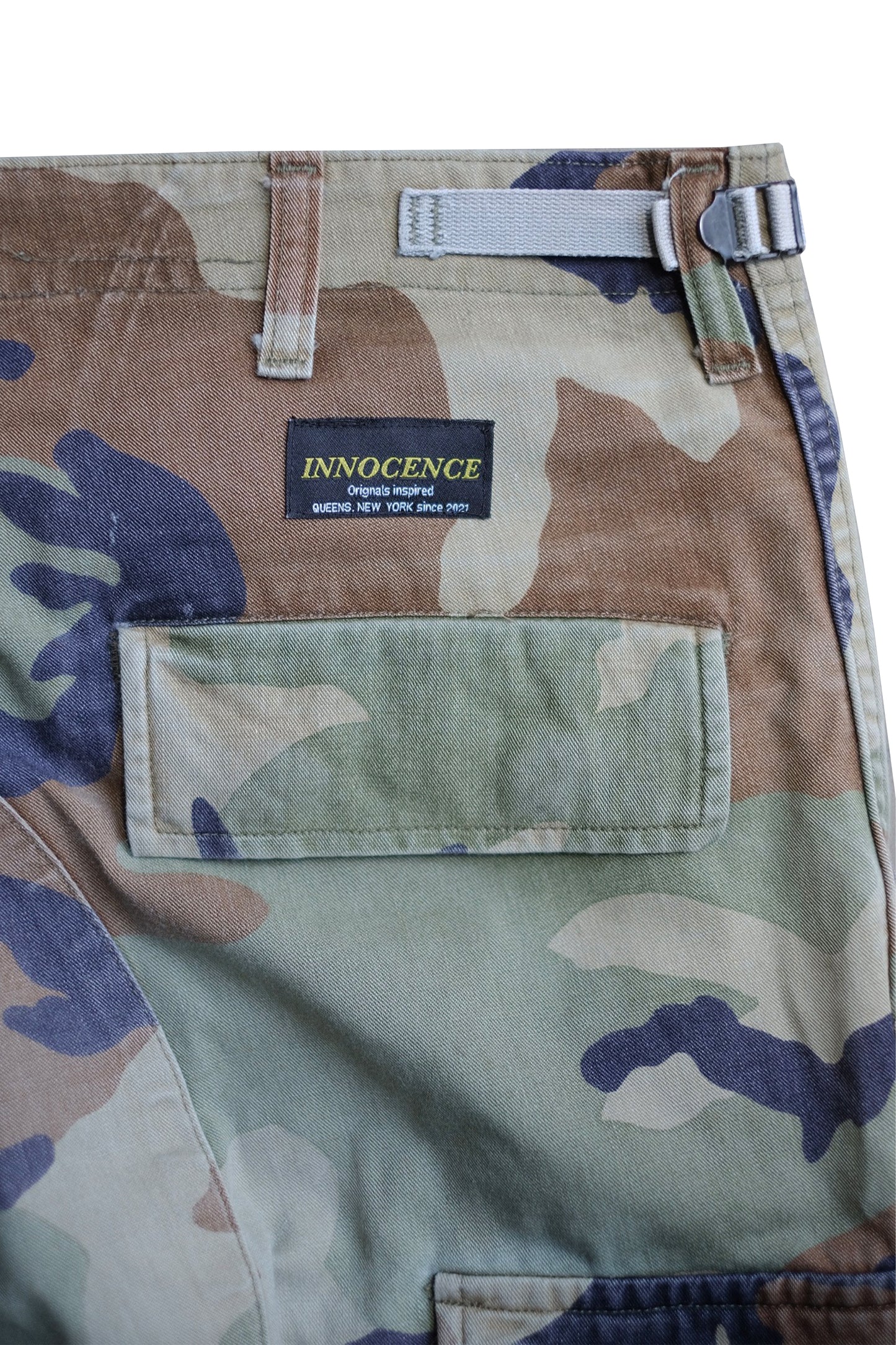 STUDS CAMO CARGO SHORTS