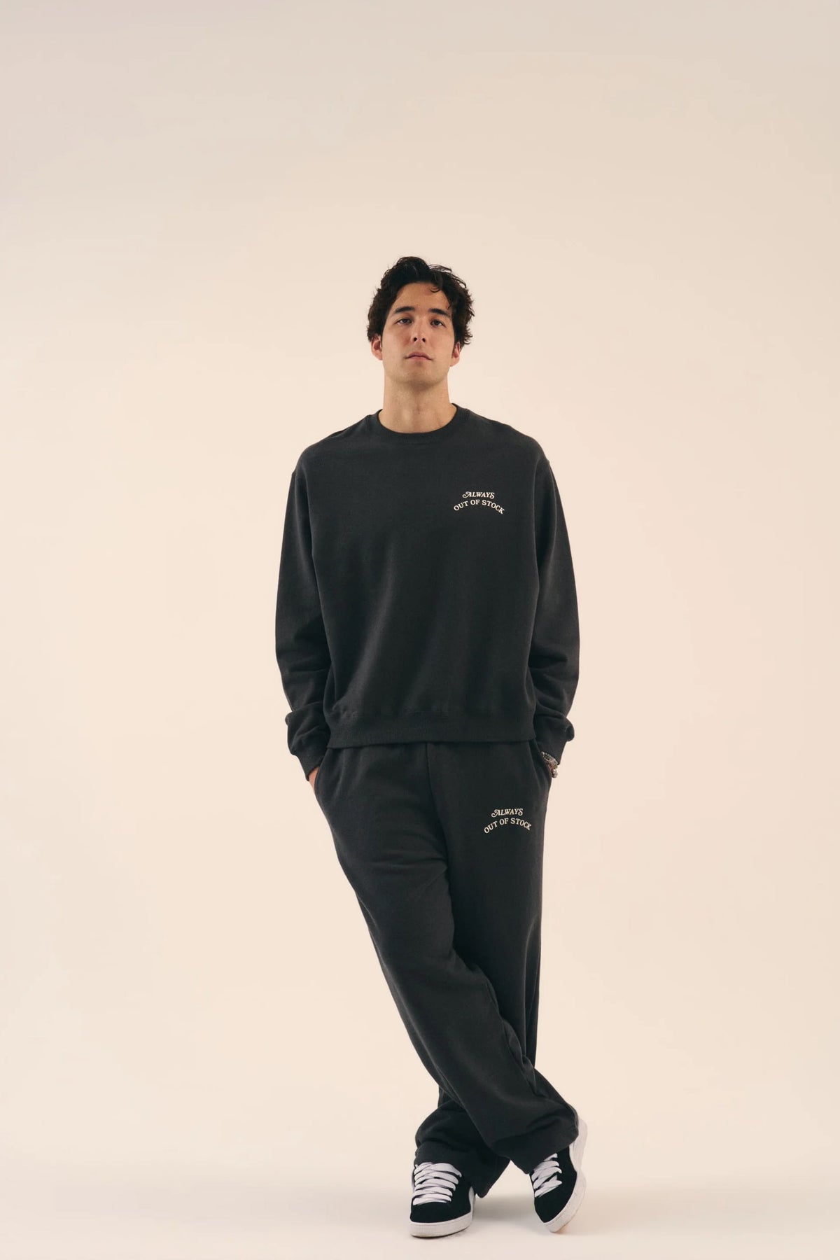 BASIC LOGO  CREWNECK